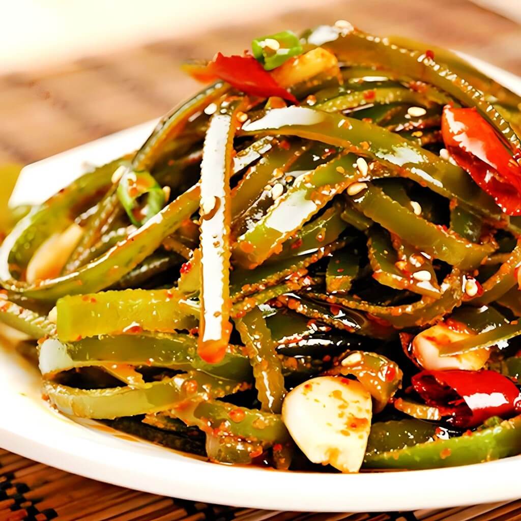 Salată de alge de mare cu usturoi și sos ușor picant, presărată cu susan. O preparație vegană, crocantă și revigorantă, servită la restaurantul Jin Ding din Sector 2, București. Preț 35 LEI/200g.