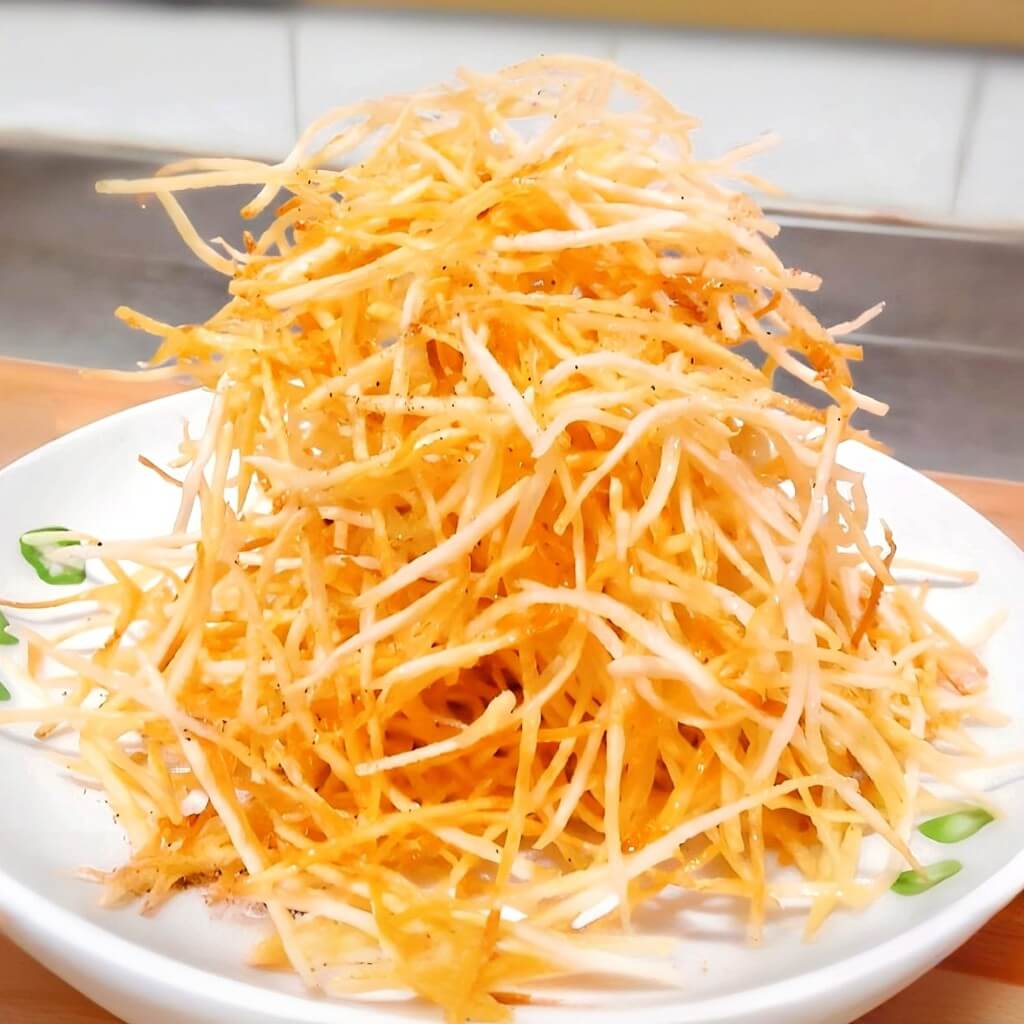 Cartofi prăjiți subțiri, aurii și extrem de crocanți, preparați vegan la restaurantul Jin Ding din Sector 2, București. O garnitură perfectă pentru orice fel principal. Preț 30 LEI/100g.