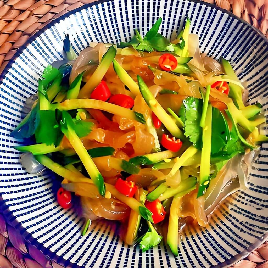 Salată de meduze murate picante cu castraveți, o delicatesă marină autentică cu textură unic crocantă, servită la restaurantul Jin Ding din Sector 2, București. Preț 50 LEI/200g.