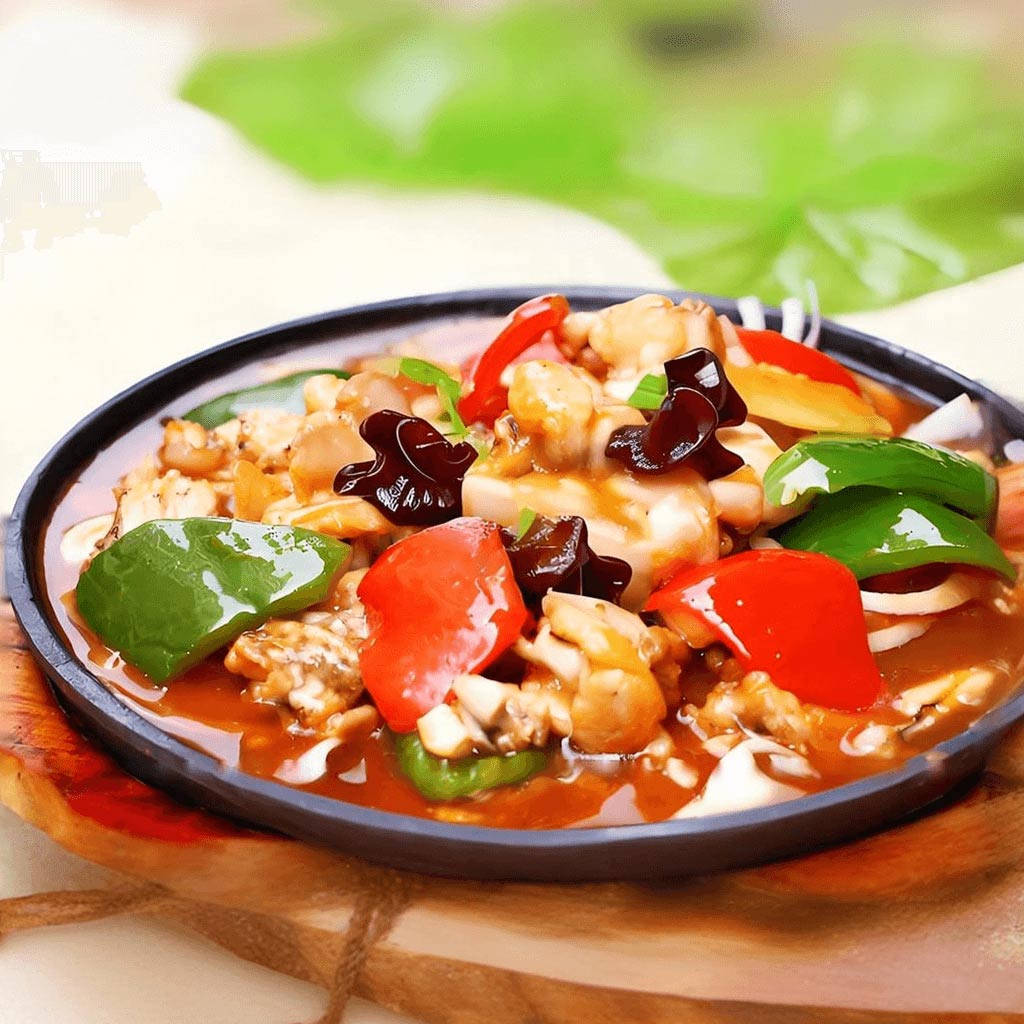 Pui la plită încinsă (wok) cu legume, servit fierbinte cu pui, urechi de lemn, ardei și bambus, la restaurantul Jin Ding din Sector 2, București. Preț 42 LEI/350g.