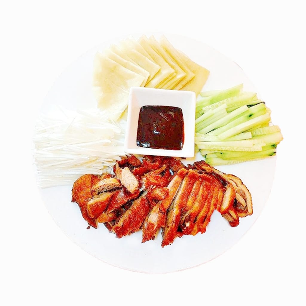 Rață prăjită cu lipie – un set complet cu carne de rață crocantă, lipii proaspete, legume tăiate și sos special, pentru o experiență autentică la restaurantul Jin Ding din Sector 2, București. Preț 128 LEI/350g.