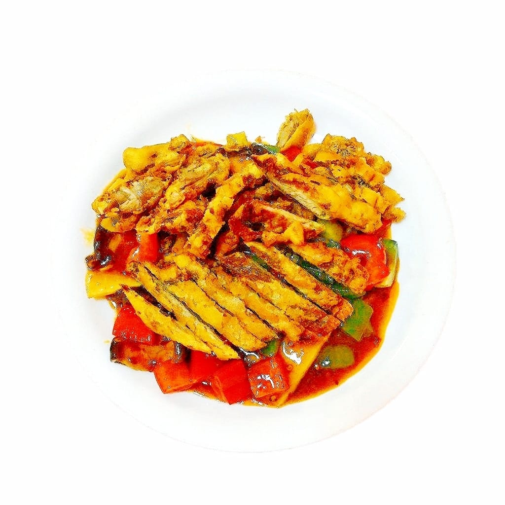 Rață Szechuan iute, un fel principal autentic picant cu carne de rață, ardei iute și bambus, servit la restaurantul Jin Ding din Sector 2, București. Preț 68 LEI/250g.