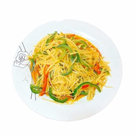 Cartofi iuți cu legume, un aperitiv crocant și picant cu ardei gras și sos iute, servit la restaurantul Jin Ding din Sector 2, București. Preț 30 LEI/200g.