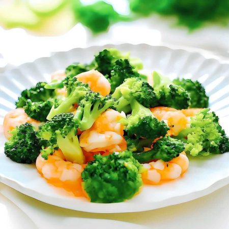 Creveți cu brocoli, un fel principal sănătos cu creveți suculenți și brocoli proaspeți, gătit în wok, servit la restaurantul Jin Ding din Sector 2, București. Preț 70 LEI/300g.