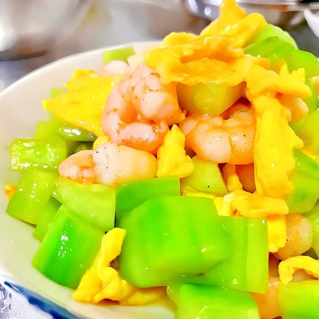 Creveți cu ou și castraveți, un preparat marin ușor și proaspăt, servit la restaurantul Jin Ding din Sector 2, București. Preț 70 LEI/300g.