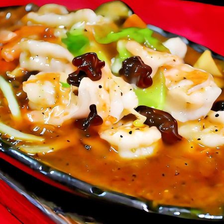 Creveți la plită încinsă cu ardei, bambus, ceapă, urechi de lemn și morcov, un preparat marin proaspăt gătit în wok, servit la restaurantul Jin Ding din Sector 2, București. Preț 70 LEI/300g.