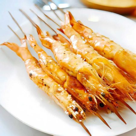 Frigărui de creveți cu sare, 10 bucăți de creveți proaspeți la grătar, condimentați simplu, servite la restaurantul Jin Ding din Sector 2, București. Preț 98 LEI/200g.