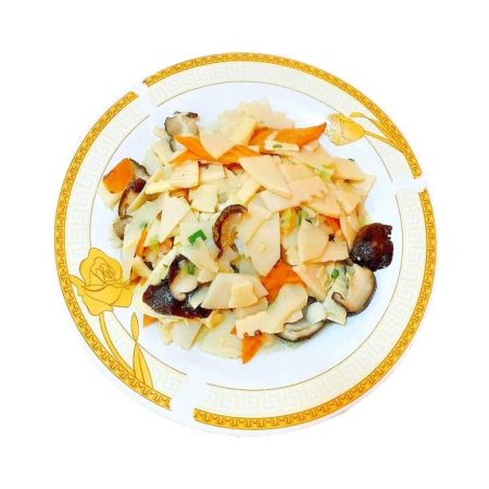 Muguri de bambus cu ciuperci, un preparat vegetarian ușor și sănătos, servit la restaurantul Jin Ding din Sector 2, București. Preț 38 LEI/300g.
