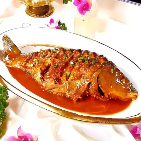 Pește crap în sos chinezesc, un crap întreg proaspăt gătit cu sos tradițional de soia, oțet și ceapă verde, servit la restaurantul Jin Ding din Sector 2, București. Preț 138 LEI/1,2 kg.