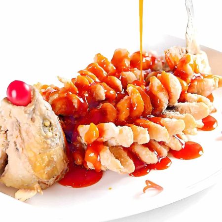 Peștele Dragonului, un preparat marin spectaculos modelat manual, servit cu sos dulce-acrișor la restaurantul Jin Ding din Sector 2, București.
