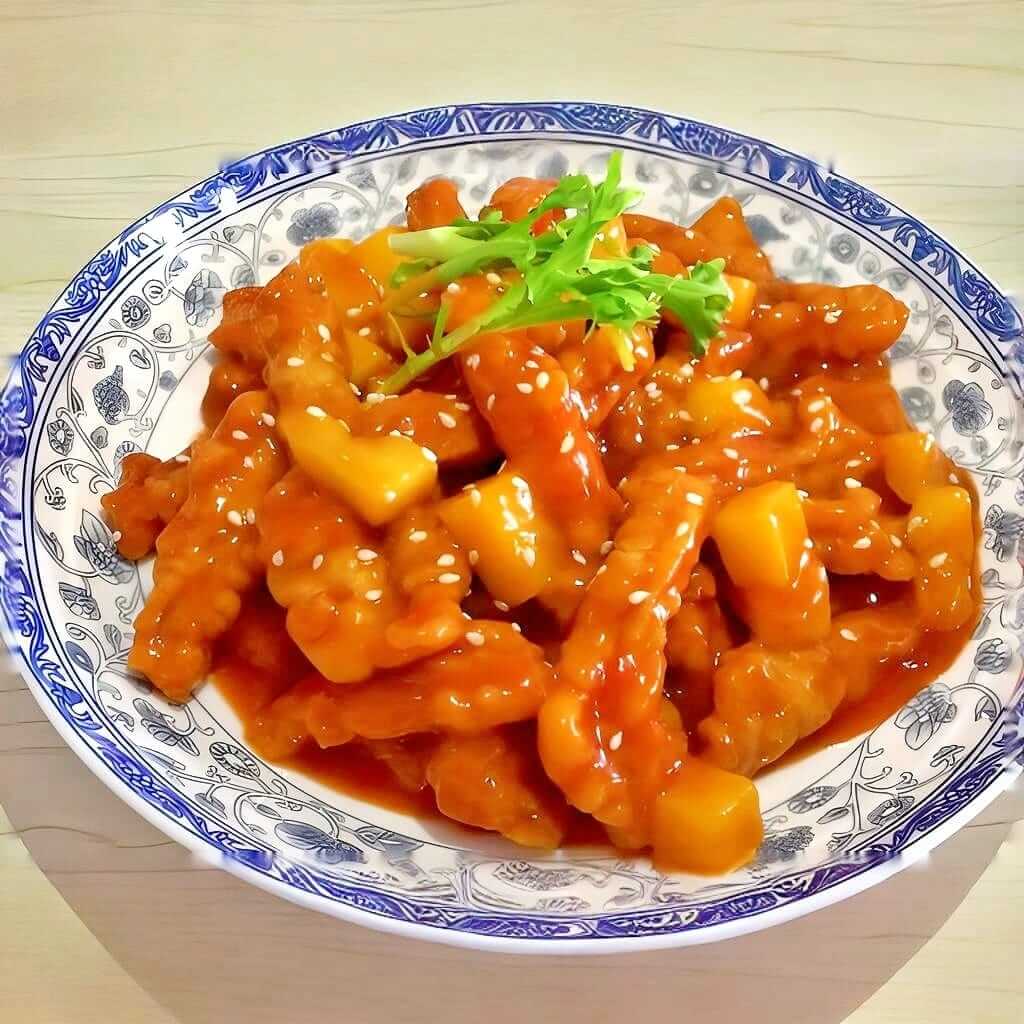 Porc cu ananas, un fel principal cu carne fragedă de porc și bucăți de ananas în sos dulce-acrișor, servit la restaurantul Jin Ding din Sector 2, București. Preț 58 LEI/300g. Conține ou.
