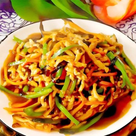 Porc cu aromă de pește ușor picant, un fel principal inedit cu carne fragedă de porc, bambus, ardei și urechi de lemn în sos special, servit la restaurantul Jin Ding din Sector 2, București. Preț 45 LEI/350g.