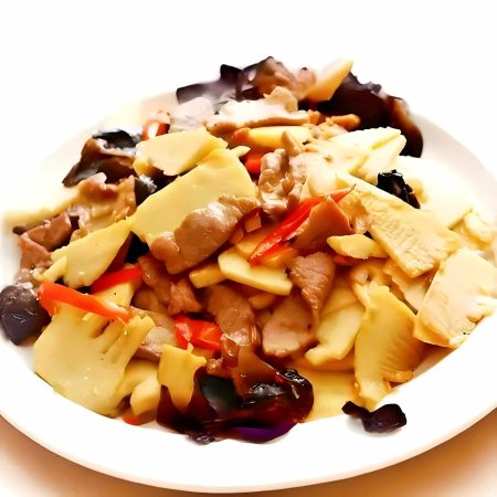Porc cu bambus și ciuperci, un fel principal sănătos și aromat, gătit cu sos de soia și usturoi, servit la restaurantul Jin Ding din Sector 2, București. Preț 45 LEI/350g.