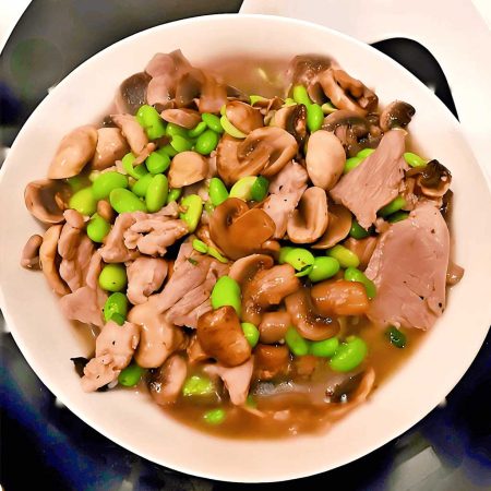 Porc cu ciuperci și mazăre, un fel principal sănătos și colorat cu carne fragedă de porc, ciuperci aromate și mazăre dulce, servit la restaurantul Jin Ding din Sector 2, București. Preț 45 LEI/350g.