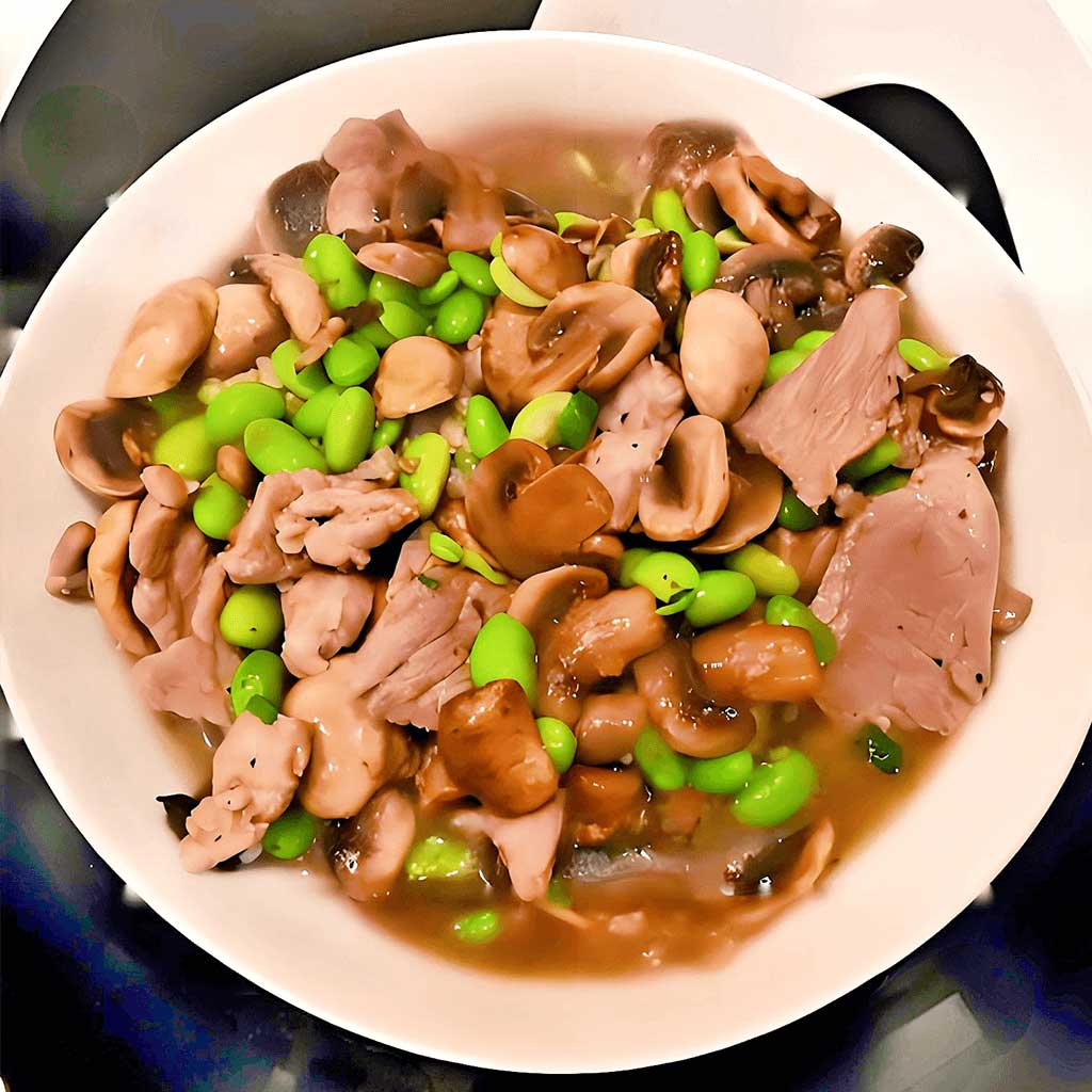 Porc cu ciuperci și mazăre, un fel principal sănătos și colorat cu carne fragedă de porc, ciuperci aromate și mazăre dulce, servit la restaurantul Jin Ding din Sector 2, București. Preț 45 LEI/350g.