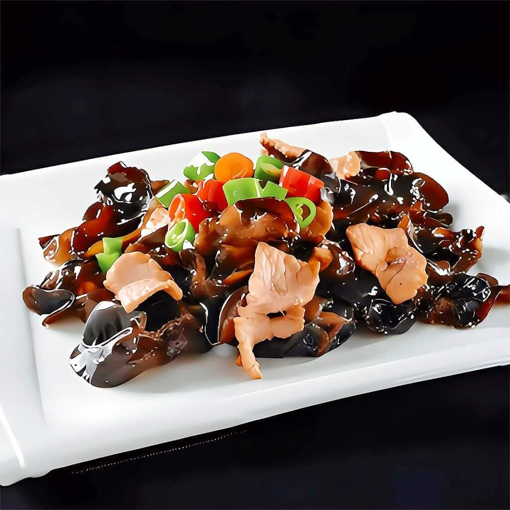 Porc cu urechi de lemn, un fel principal autentic cu carne fragedă de porc și ciuperci cloud ear cu textură crocantă, servit la restaurantul Jin Ding din Sector 2, București. Preț 45 LEI/350g.