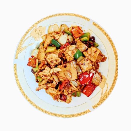Porc Gan-Bian ușor picant, un fel principal tradițional Sichuan cu carne de porc crocantă, ardei iute, bambus și ceapă, servit la restaurantul Jin Ding din Sector 2, București. Preț 45 LEI/350g.