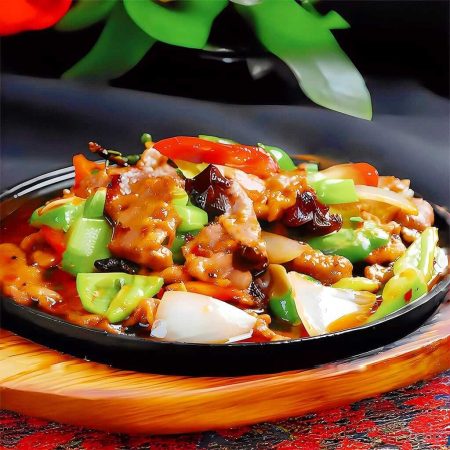 Porc la plită încinsă, un fel principal cu carne fragedă de porc și legume (ciuperci, ardei, bambus, ceapă) gătite în wok, servit la restaurantul Jin Ding din Sector 2, București. Preț 45 LEI/350g.