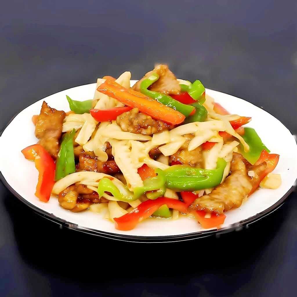 Porc Szechuan iute, un fel principal autentic și picant cu carne de porc, bambus, ardei iute și ciuperci, servit la restaurantul Jin Ding din Sector 2, București. Preț 45 LEI/350g.