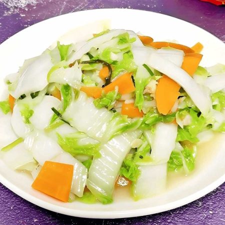 Salată chinezească cu usturoi, ciuperci și morcov, un aperitiv proaspăt și sănătos, servit la restaurantul Jin Ding din Sector 2, București. Preț 38 LEI/300g.