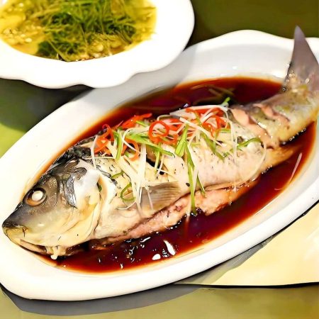 Scallion biban de mare, un preparat marin ușor cu biban proaspăt gătit la abur și ceapă verde, servit la restaurantul Jin Ding din Sector 2, București. Preț 138 LEI/600g.