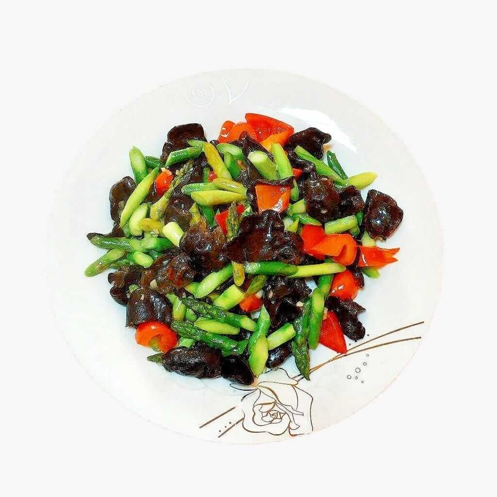 Sparanghel cu urechi de lemn, un preparat ușor și dietetic cu sparanghel proaspăt și ciuperci cloud ear, servit la restaurantul Jin Ding din Sector 2, București. Preț 78 LEI/300g.