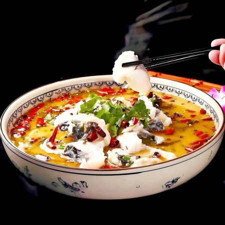 Supă de pește cu varză acră iute, un preparat tradițional chinezesc cu pește proaspăt, varză murată și ardei iute, servit la restaurantul Jin Ding din Sector 2, București. Preț 138 LEI/1 kg.