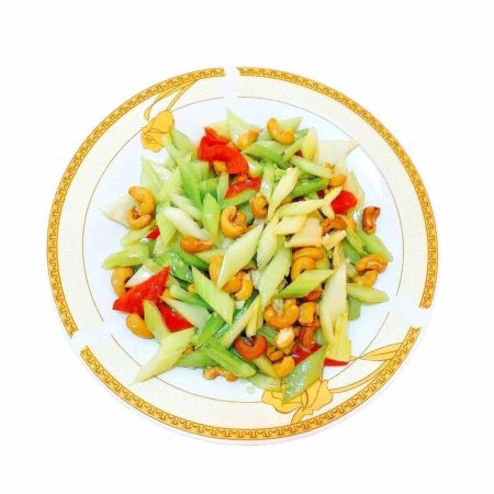 Țelină cu alune caju și morcov, un aperitiv crocant și sănătos, servit la restaurantul Jin Ding din Sector 2, București. Preț 58 LEI/200g.