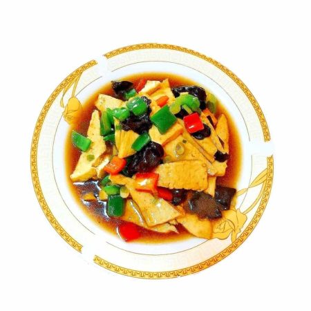 Tofu de casă cu ardei gras și urechi de lemn, un preparat vegetarian proaspăt și sănătos, servit la restaurantul Jin Ding din Sector 2, București. Preț 38 LEI/300g.