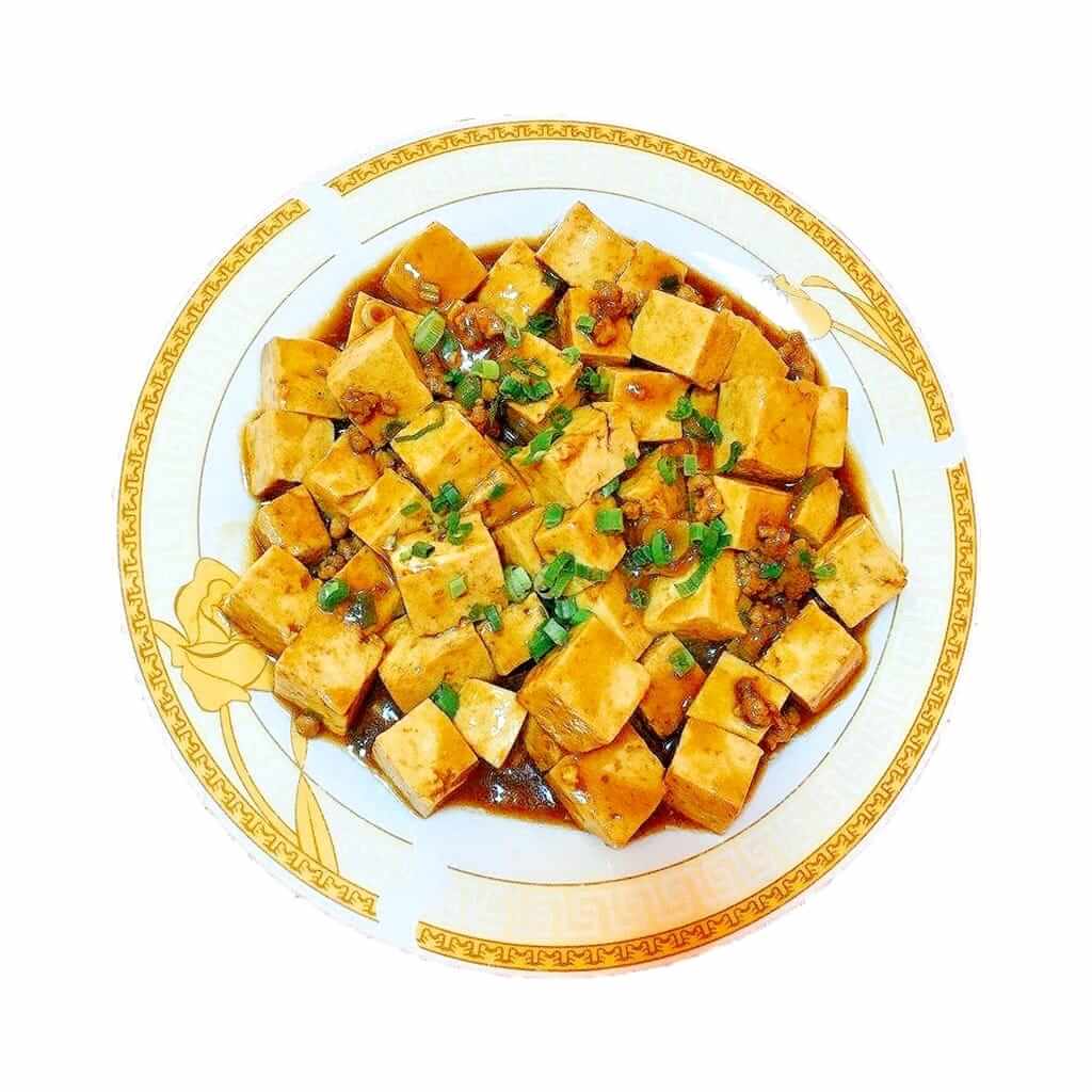 Tofu în sos chinezesc cu carne de porc tocată și usturoi, un preparat savuros și aromat, servit la restaurantul Jin Ding din Sector 2, București. Preț 38 LEI/300g.