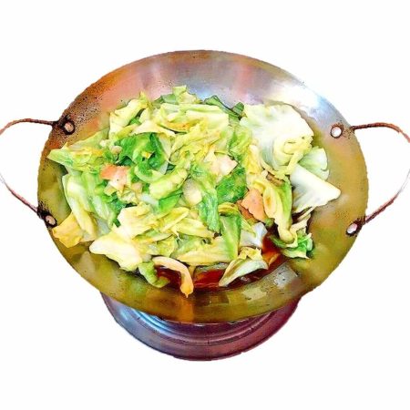 Varză la plită ușor picant cu carne de porc și ceapă, preparată în wok, servită la restaurantul Jin Ding din Sector 2, București. Preț 48 LEI/300g.