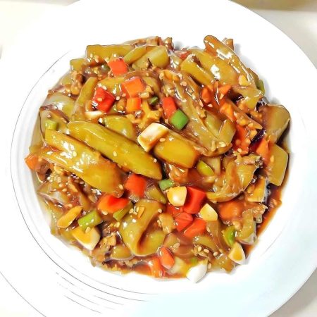 Vinete cu sos de usturoi, un aperitiv vegetarian fraged și aromat, servit la restaurantul Jin Ding din Sector 2, București. Preț 48 LEI/350g.