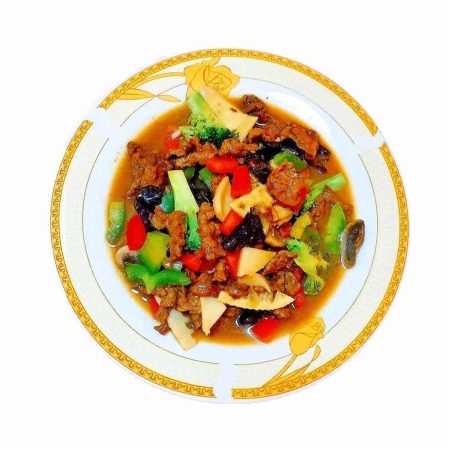 Vită Chop-Suey, un fel principal clasic cu bucăți de vită și legume (bambus, ardei, ciuperci) gătite în wok, servit la restaurantul Jin Ding din Sector 2, București. Nu este picant. Preț 55 LEI/350g.