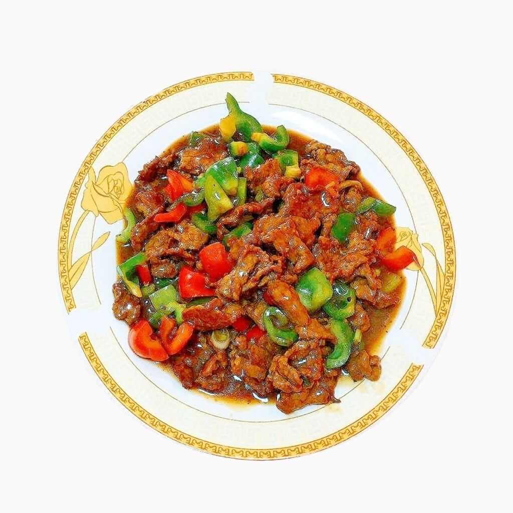Vită cu ardei verde, un fel principal simplu și autentic cu carne fragedă de vită și ardei verde proaspăt, servit la restaurantul Jin Ding din Sector 2, București. Preț 55 LEI/350g.