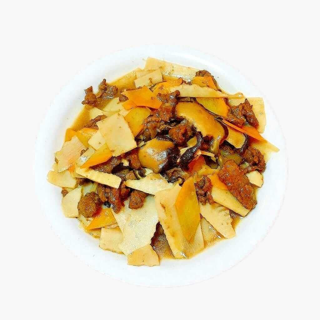 Vită cu bambus și ciuperci, un fel principal sănătos și aromat, gătit cu sos de soia și usturoi, servit la restaurantul Jin Ding din Sector 2, București. Preț 55 LEI/350g.