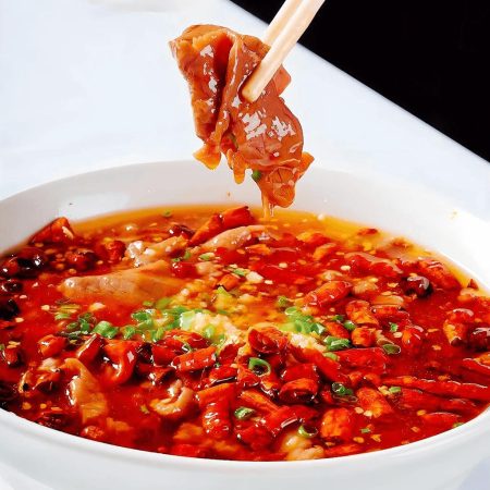 Vită cu supă iute, o supă tradițională chinezească picantă cu carne fragedă de vită și legume proaspete, servită la restaurantul Jin Ding din Sector 2, București. Preț 138 LEI/1 kg.