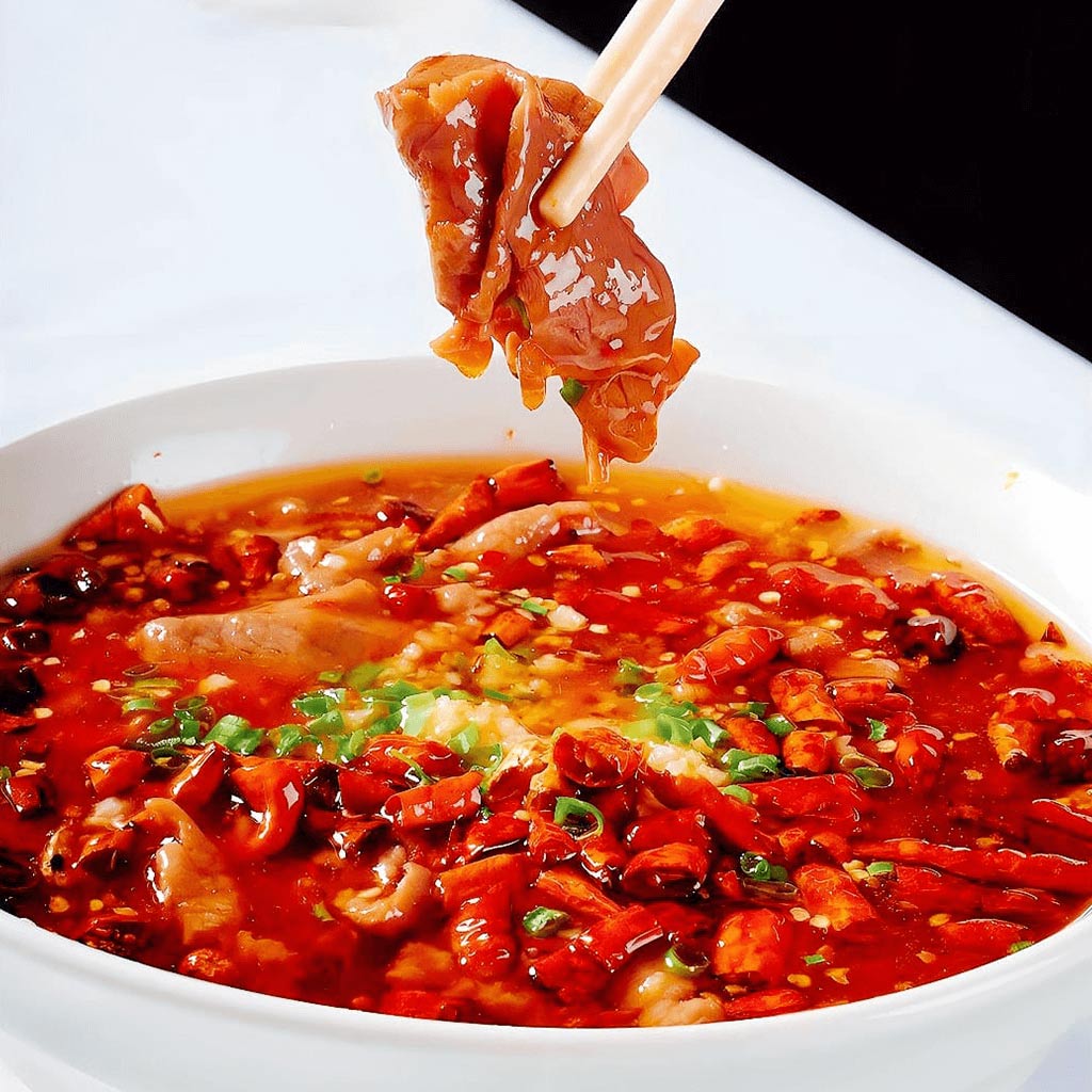 Vită cu supă iute, o supă tradițională chinezească picantă cu carne fragedă de vită și legume proaspete, servită la restaurantul Jin Ding din Sector 2, București. Preț 138 LEI/1 kg.