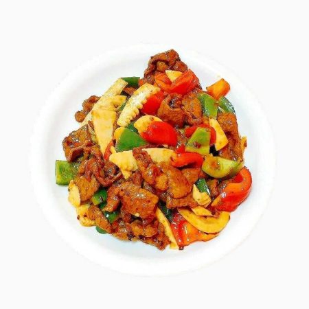 Vită Gan-Bian ușor picant, un fel principal tradițional Sichuan cu carne de vită crocantă, ardei gras, bambus și ciuperci, servit la restaurantul Jin Ding din Sector 2, București. Preț 55 LEI/350g.