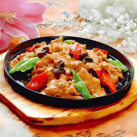 Vită la plită încinsă, un fel principal cu carne fragedă de vită și legume (ardei, bambus, ciuperci, urechi de lemn) gătite în wok, servit la restaurantul Jin Ding din Sector 2, București. Preț 55 LEI/350g.