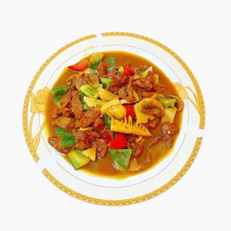 Vită în sos curry ușor picant cu ciuperci, ardei iute și bambus, un fel principal cremos și parfumat servit la restaurantul Jin Ding din Sector 2, București. Preț 55 LEI/350g.