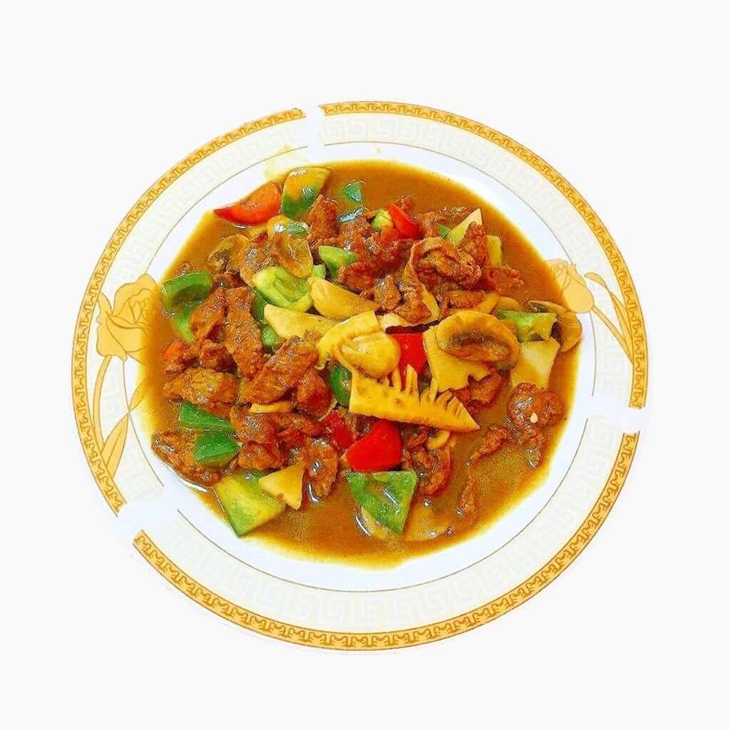Vită în sos curry ușor picant cu ciuperci, ardei iute și bambus, un fel principal cremos și parfumat servit la restaurantul Jin Ding din Sector 2, București. Preț 55 LEI/350g.