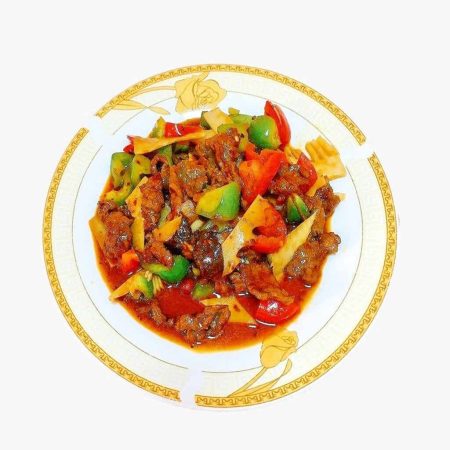 Vită Szechuan iute, un fel principal autentic și picant cu carne de vită, ardei gras, bambus și urechi de lemn, servit la restaurantul Jin Ding din Sector 2, București. Preț 55 LEI/350g.