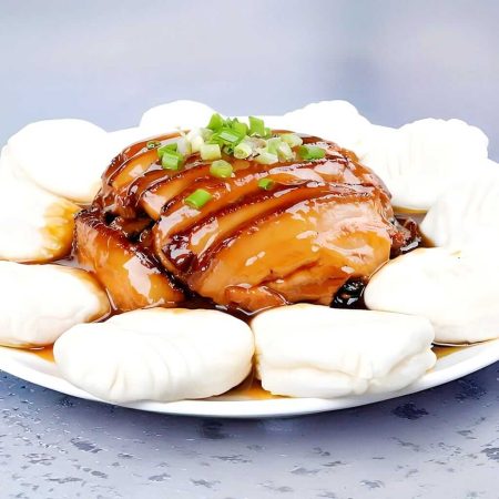 Bambus cu porc și pâine chinezească, un preparat consistent cu piept de porc fraged, bambus crocant și pâine moale, servit la restaurantul Jin Ding din Sector 2, București. Preț 128 LEI/800g.