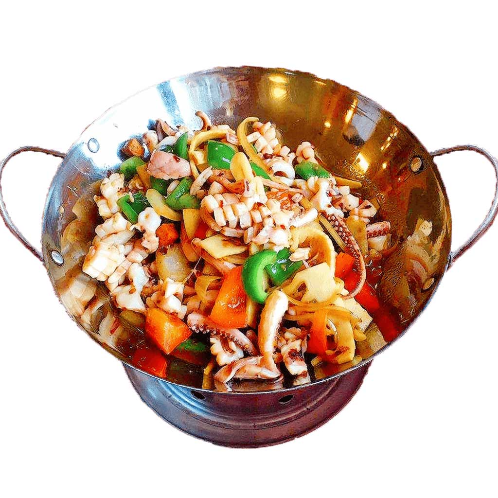 Calamar picant la plită cu legume proaspete și ardei iute, un preparat marin ușor picant, servit la restaurantul Jin Ding din Sector 2, București. Preț 88 LEI/300g.