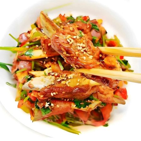Coaste de oaie cu chimen și piper, un preparat aromat și ușor picant cu coaste fragede, servit la restaurantul Jin Ding din Sector 2, București. Preț 88 LEI/350g.
