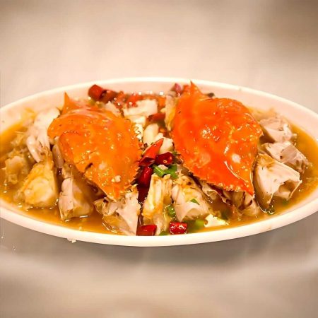 Crabi cu sos chinezesc, doi crabi proaspeți prăjiți în aluat crocant, serviți cu sos autentic la restaurantul Jin Ding din Sector 2, București. Preț 118 LEI/2 buc.