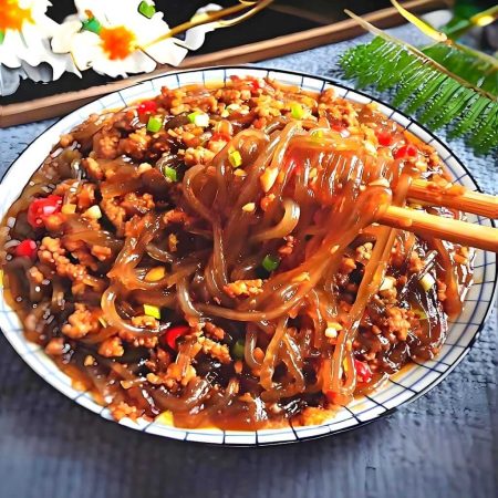 Furnici pe copac, un preparat tradițional chinezesc cu spaghete de orez, carne de porc tocată, legume mixte și susan, servit la restaurantul Jin Ding din Sector 2, București. Preț 35 LEI/300g.