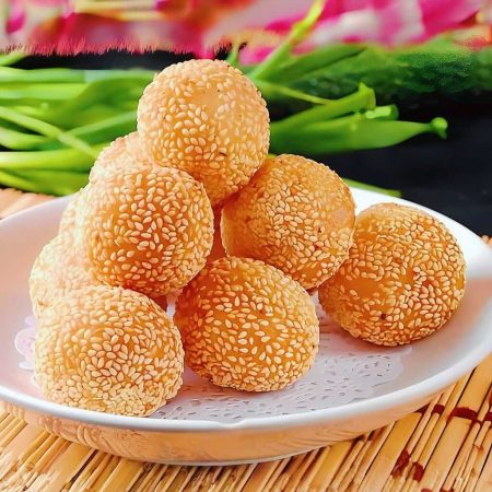 Găluști susan cu umplutură cremă vanilie și alune, 10 bucăți de desert tradițional chinezesc, servite la restaurantul Jin Ding din Sector 2, București. Preț 38 LEI/200g.