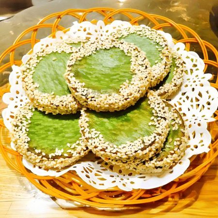 Mini clătite de matcha cu susan și lapte condensat, un desert rafinat și aromat, servit la restaurantul Jin Ding din Sector 2, București. Preț 58 LEI/10 buc (200g).