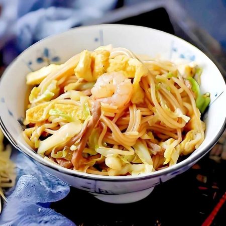 Noodles cu creveți, legume proaspete și ou în sos de soia, un preparat tradițional chinezesc gustos și sățios, servit la restaurantul Jin Ding din Sector 2, București. Preț 48 LEI/300g.